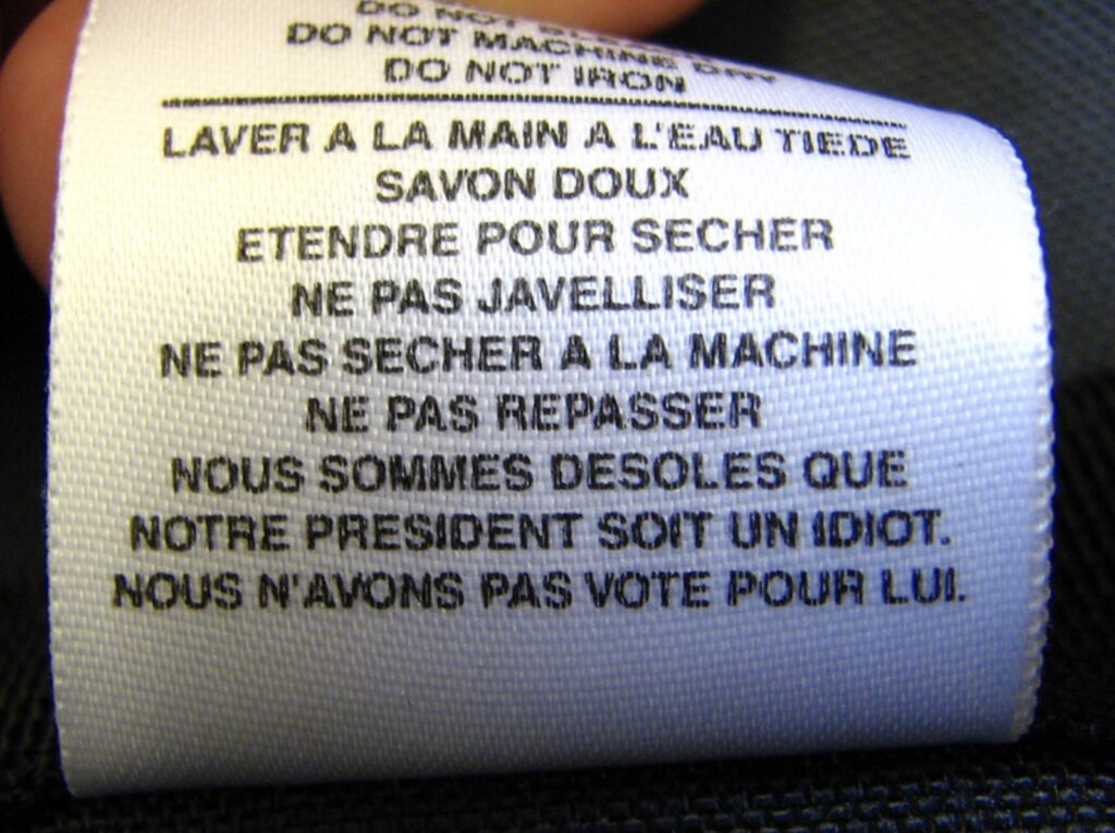 A label that says: Nous sommes desoles que notre president soit un idiot. Nous n'avons pas vote pour lui